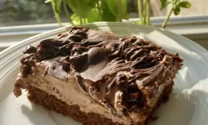 Pyszne ciasto ze śliwkami w czekoladzie. Prosty przepis krok po kroku