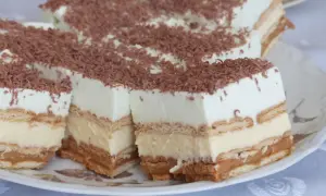 Pyszne ciasto bez pieczenia z herbatnikami i kremowym budyniem w 15 minut