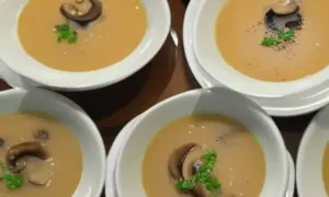 Zupa pieczarkowa. Ile kalorii kryje się w tym pysznym daniu? Sprawdź przed dieta!