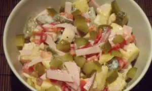 Jak zrobić sałatkę z ananasem: przepis krok po kroku + warianty