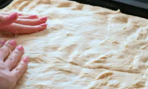 Przepis na ciasto na pizzę na dużą blachę - idealne dla rodziny