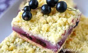 Kruche ciasto z porzeczkami. Prosty przepis na wyjątkowy deser z budyniem