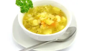 Ile kcal ma zupa ogórkowa z ziemniakami? Poznaj prawdę!