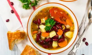 Pyszna zupa fasolowa krok po kroku. Sekretne triki, które zachwycą każdego!