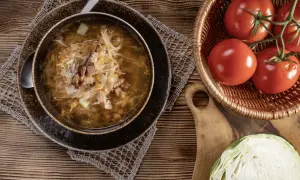 Ile kalorii ma zupa kapuśniak z ziemniakami i jak ją zmniejszyć