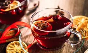 Gorące napoje z alkoholem: Poznaj wyjątkowe nazwy herbat z duszką