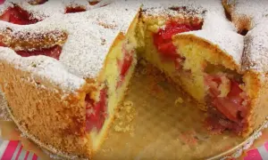 Proste ciasto z sezonowymi owocami. Pyszny domowy deser bez wysiłku