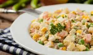 Czy solić warzywa na sałatkę? Poznaj opinie szefów kuchni