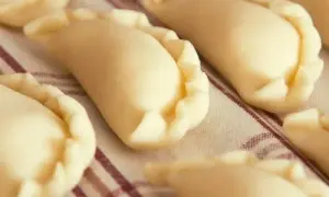 Domowy przepis na ciasto pierogowe: Sekrety idealnego ciasta i pysznych okras
