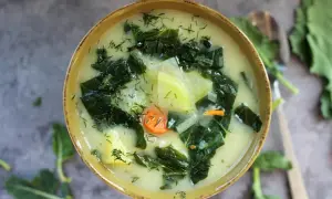 Prosta zupa z kalarepy, która zachwyci twoich bliskich. Sprawdzony przepis krok po kroku