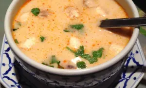 Jak zrobić zupę tajską: przepis krok po kroku + tajne składniki