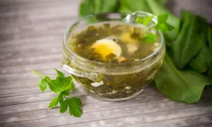 Jak ugotować zupę szczawiową: przepis krok po kroku + porady