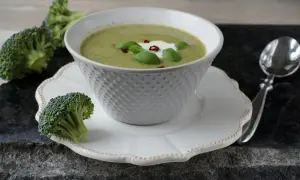 Kremowa zupa z brokułów krok po kroku. Prosto, szybko i pysznie!