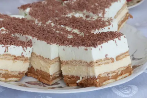Pyszne ciasto bez pieczenia z herbatnikami i kremowym budyniem w 15 minut
