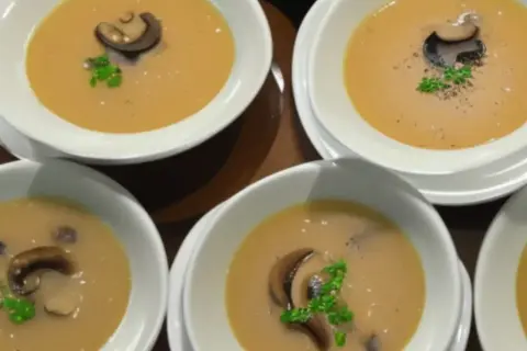 Zupa pieczarkowa. Ile kalorii kryje się w tym pysznym daniu? Sprawdź przed dieta!