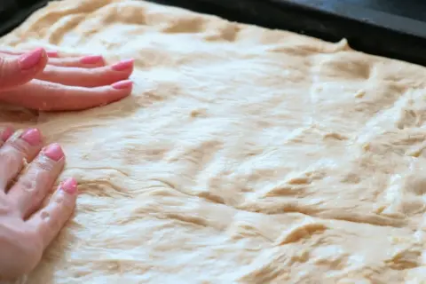 Przepis na ciasto na pizzę na dużą blachę - idealne dla rodziny