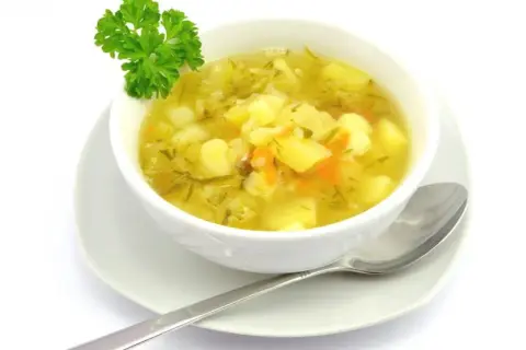 Ile kcal ma zupa ogórkowa z ziemniakami? Poznaj prawdę!