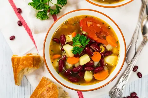 Pyszna zupa fasolowa krok po kroku. Sekretne triki, które zachwycą każdego!
