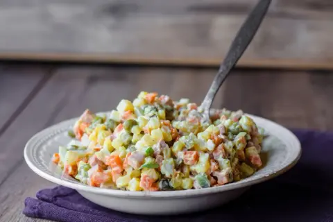 Sałatka jarzynowa: niezwykła historia tradycyjnej polskiej potrawy