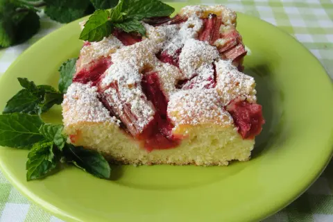 Przepis na ciasto ucierane z rabarbarem - łatwe i pyszne