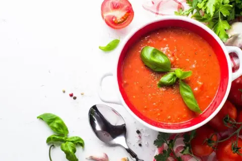 Idealne przyprawy do zupy pomidorowej. Sposób na wyjątkowy smak i aromat