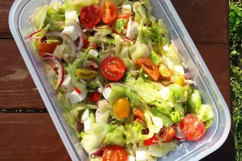 Najlepsze sałatki do grilla, które pokochasz. Proste i pyszne przepisy na letnie menu