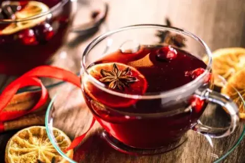 Gorące napoje z alkoholem: Poznaj wyjątkowe nazwy herbat z duszką