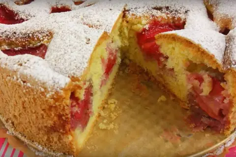 Proste ciasto z sezonowymi owocami. Pyszny domowy deser bez wysiłku
