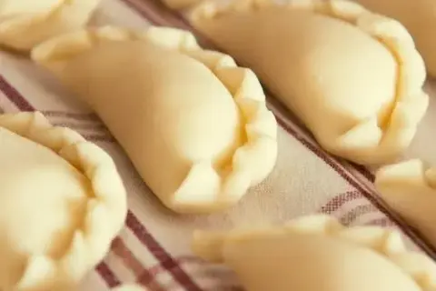 Domowy przepis na ciasto pierogowe: Sekrety idealnego ciasta i pysznych okras
