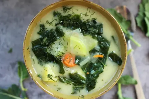 Prosta zupa z kalarepy, która zachwyci twoich bliskich. Sprawdzony przepis krok po kroku