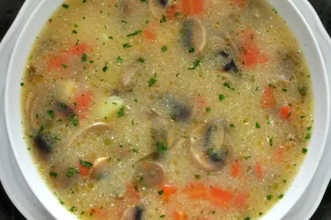 Pyszna zupa pieczarkowa w 30 minut. Prosty przepis krok po kroku bez wysiłku