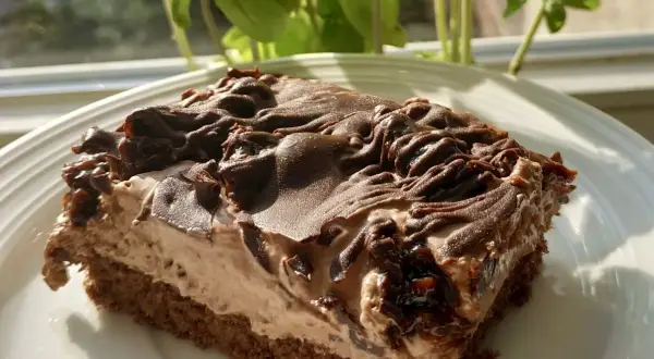 Pyszne ciasto ze śliwkami w czekoladzie. Prosty przepis krok po kroku