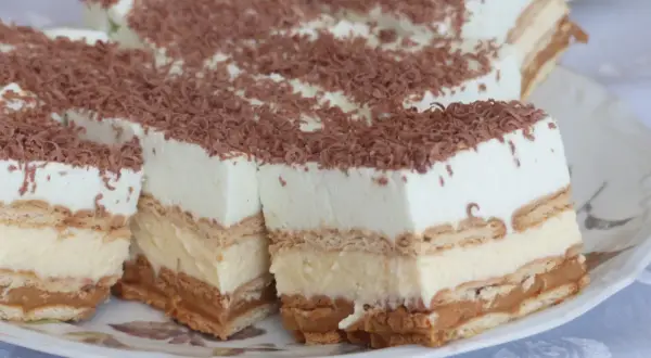 Pyszne ciasto bez pieczenia z herbatnikami i kremowym budyniem w 15 minut