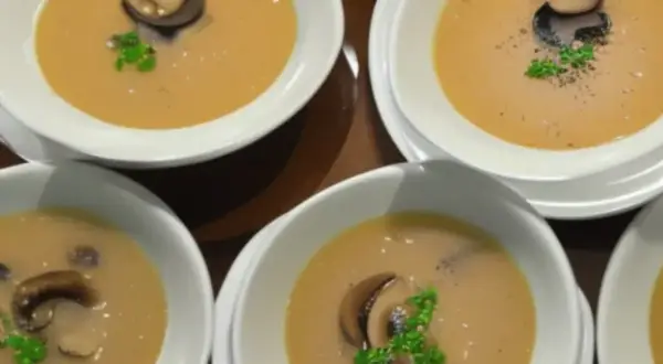 Zupa pieczarkowa. Ile kalorii kryje się w tym pysznym daniu? Sprawdź przed dieta!
