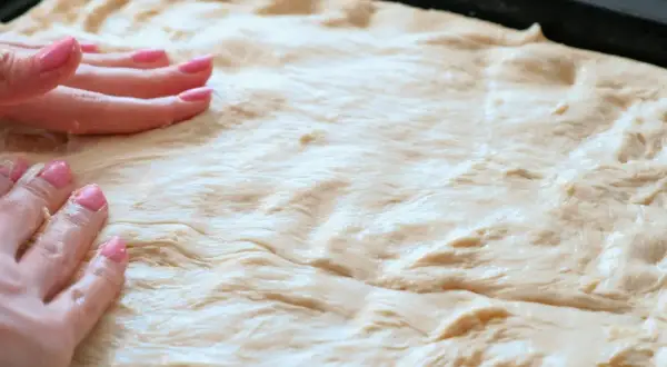 Przepis na ciasto na pizzę na dużą blachę - idealne dla rodziny