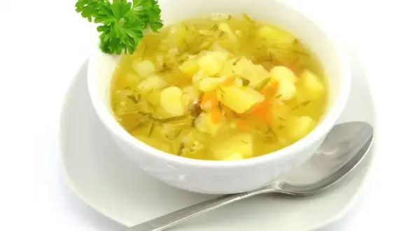 Ile kcal ma zupa ogórkowa z ziemniakami? Poznaj prawdę!