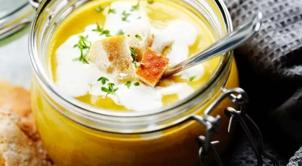 Ile może stać zupa w słoiku? Niebezpieczne zasady przechowywania, które musisz znać