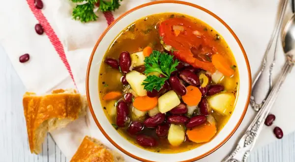 Pyszna zupa fasolowa krok po kroku. Sekretne triki, które zachwycą każdego!
