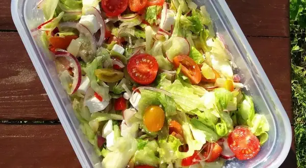 Najlepsze sałatki do grilla, które pokochasz. Proste i pyszne przepisy na letnie menu