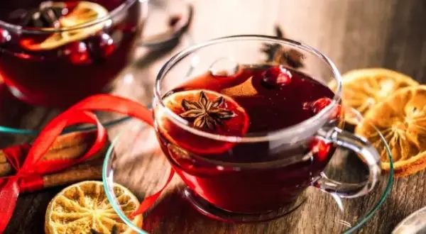 Gorące napoje z alkoholem: Poznaj wyjątkowe nazwy herbat z duszką