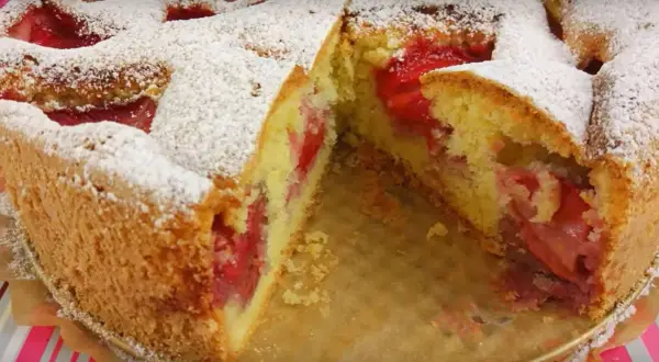 Proste ciasto z sezonowymi owocami. Pyszny domowy deser bez wysiłku