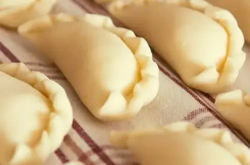 Domowy przepis na ciasto pierogowe: Sekrety idealnego ciasta i pysznych okras