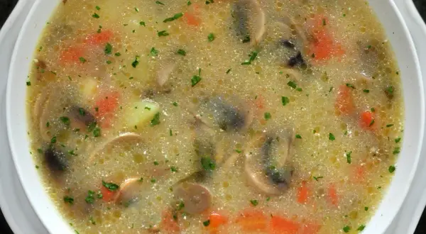 Pyszna zupa pieczarkowa w 30 minut. Prosty przepis krok po kroku bez wysiłku