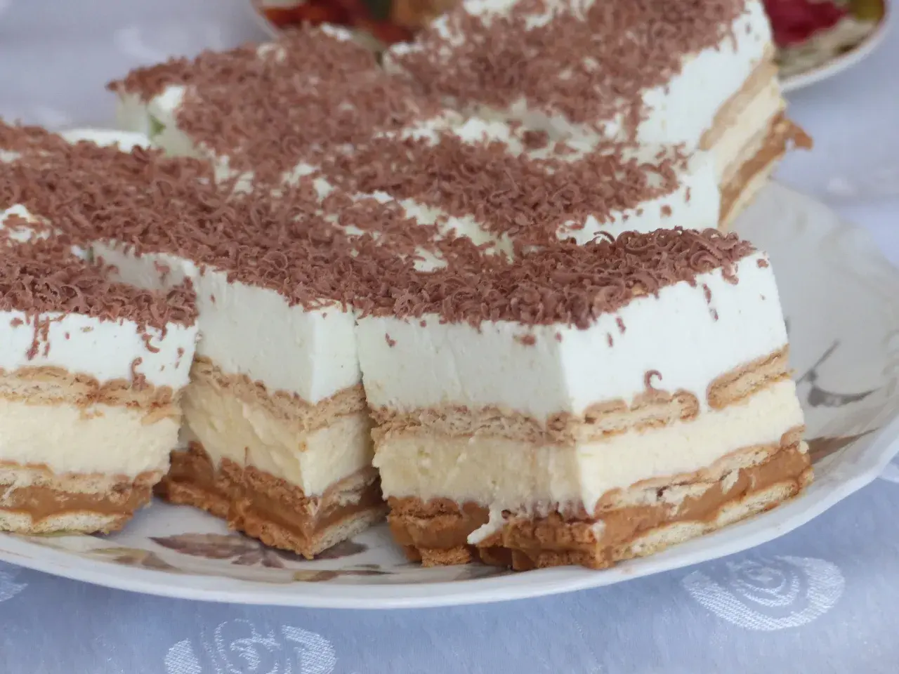 Pyszne ciasto bez pieczenia z herbatnikami i kremowym budyniem w 15 minut