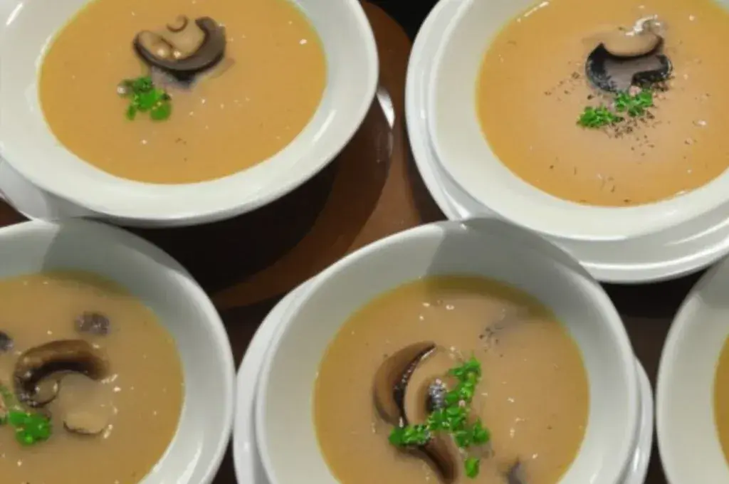 Zupa pieczarkowa. Ile kalorii kryje się w tym pysznym daniu? Sprawdź przed dieta!