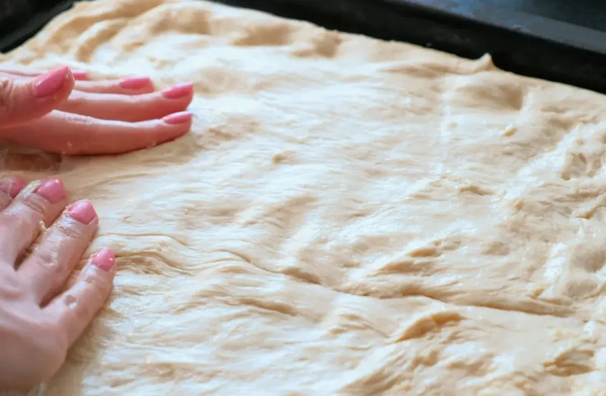 Przepis na ciasto na pizzę na dużą blachę - idealne dla rodziny