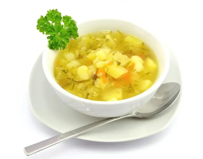 Ile kcal ma zupa ogórkowa z ziemniakami? Poznaj prawdę!