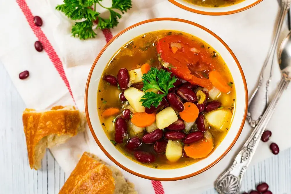 Pyszna zupa fasolowa krok po kroku. Sekretne triki, które zachwycą każdego!