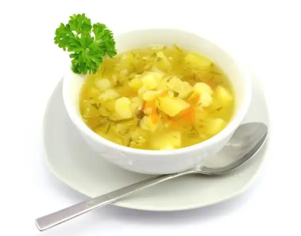 Ile kcal ma zupa ogórkowa z ziemniakami? Poznaj prawdę!