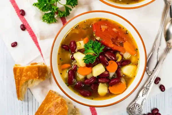Pyszna zupa fasolowa krok po kroku. Sekretne triki, które zachwycą każdego!
